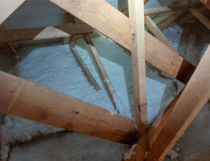 Zateplení stropu novostavby rodinného domu pomocí foukané izolace